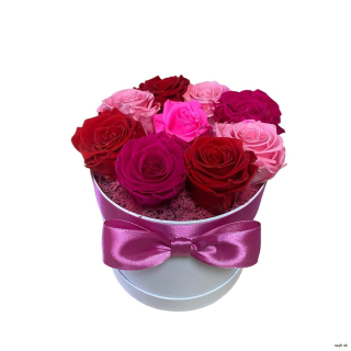 Mix červených a ružových trvácnych ruží v boxe