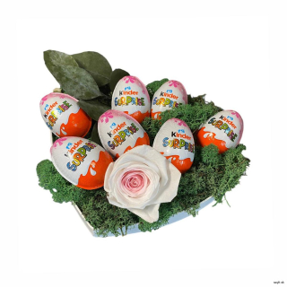 Kinder Box v tvare srdca s trvácnou ružou