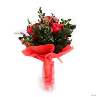 Trvácna kytica ruží s bohatou zeleňou