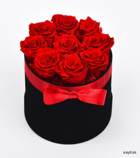 Trvácne ruže v čiernom okrúhlom zamatovom boxe